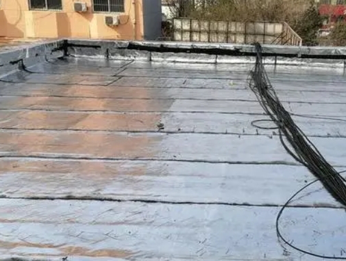 丹徒卫生间漏水维修公司分享下丹徒屋面楼顶防水刚性防水层施工要点。